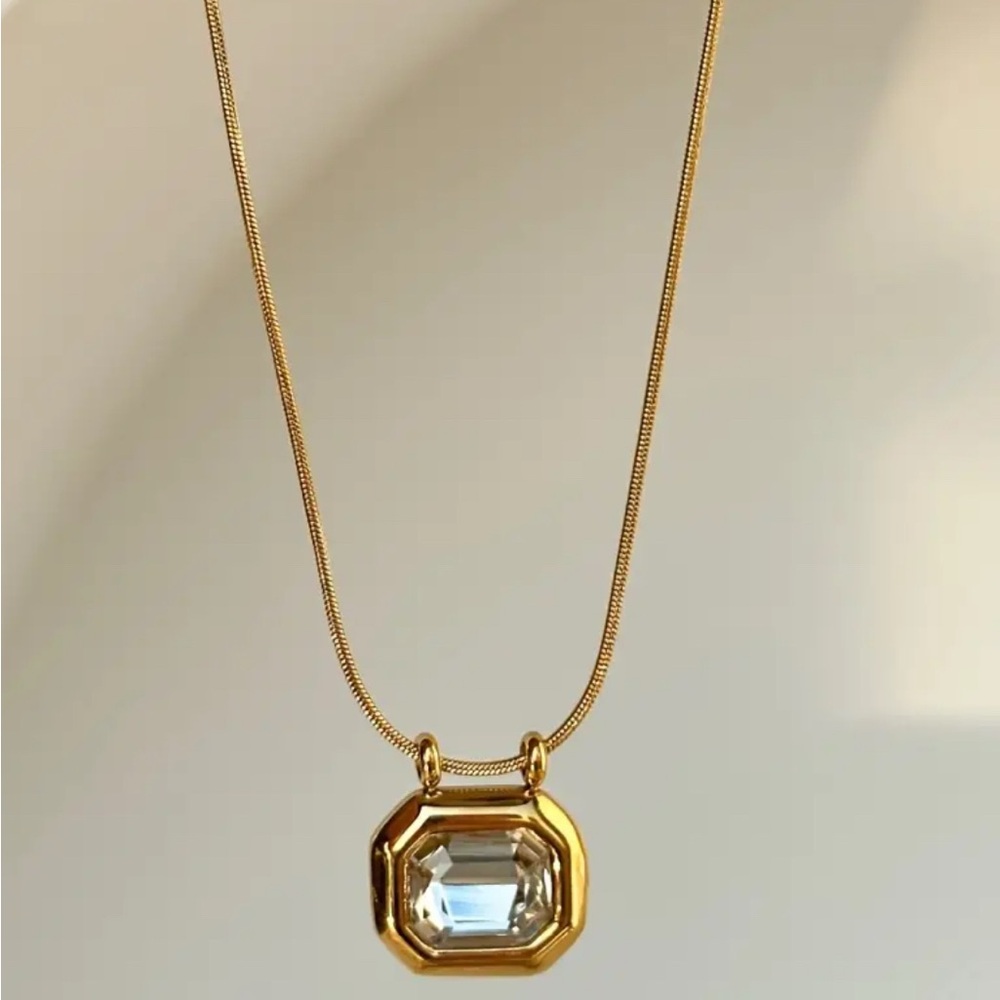 Elegant Gold Pendant Necklace
